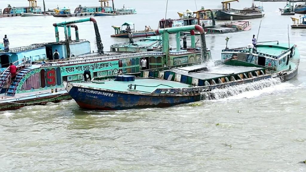 অবৈধ বালু উত্তোলনে বিলীনের পথে চর সোনারামপুর, ঝুঁকিতে বিদ্যুৎ টাওয়ার
