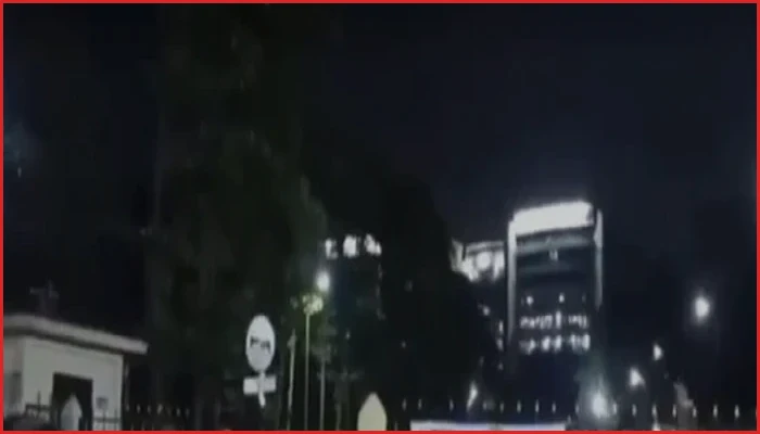 কুর্মিটোলায় নিয়ন্ত্রণ হারিয়ে হাসপাতালে বাস, নিহত ১