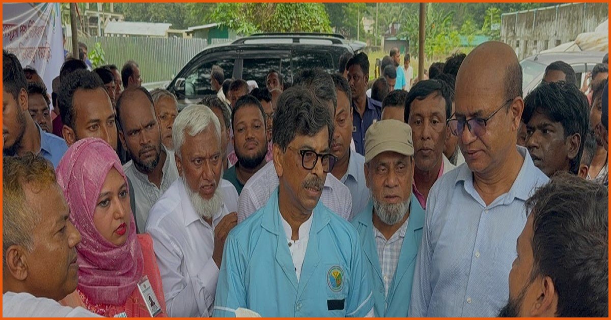 চট্টগ্রামে বন্যায় ক্ষতিগ্রস্ত খামারিদের মাঝে ৪০০ বস্তা গোখাদ্য বিতরণ