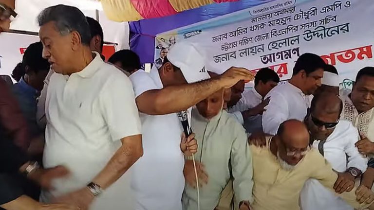 ত্রাণ বিতরণের সময় ভেঙে পড়ল অর্থমন্ত্রীর মঞ্চ