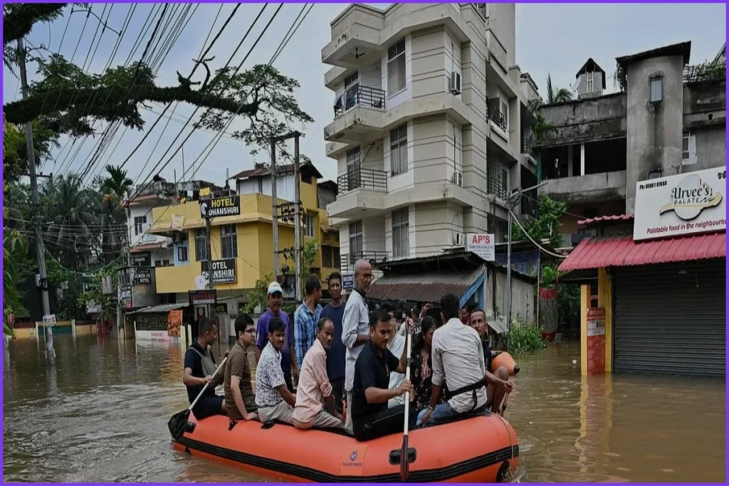 ভারতে ভারী বর্ষণে বন্যা, আসামে নৌকায় উদ্ধার কাজ চলছে