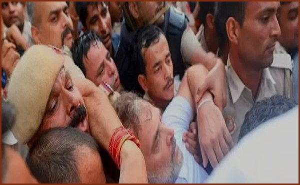মোদি বাসভবনের সামনে আটক রাহুল, রক্তাক্ত অবস্থায় সরানো হলো বাসে