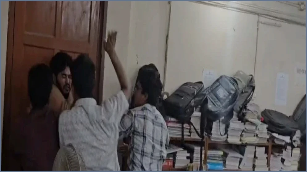 রাবিতে তিন শিক্ষার্থীকে পিটিয়ে আহত করলেন রাকসু ও শিবির নেতারা