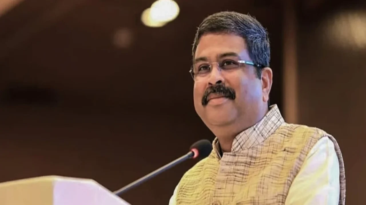 শিক্ষামন্ত্রীর পদত্যাগের দাবি নাকচ, পাশে দাঁড়িয়েছে মোদি সরকার