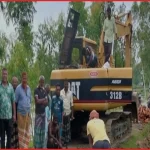 সরকারি উদ্যোগের অপেক্ষায় না থেকে সড়ক সংস্কারে নামলেন গ্রামবাসী