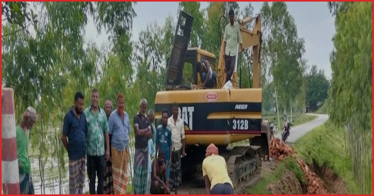 সরকারি উদ্যোগের অপেক্ষায় না থেকে সড়ক সংস্কারে নামলেন গ্রামবাসী