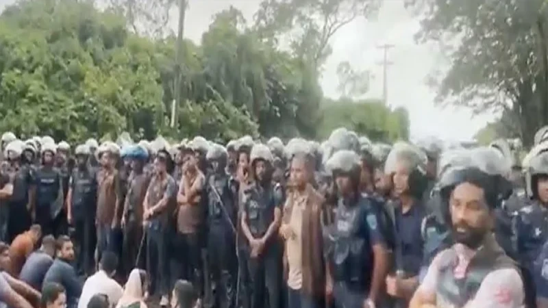 হবিগঞ্জে প্রবেশমুখে পুলিশি বাধায় আটকে এনসিপির কেন্দ্রীয় নেতারা