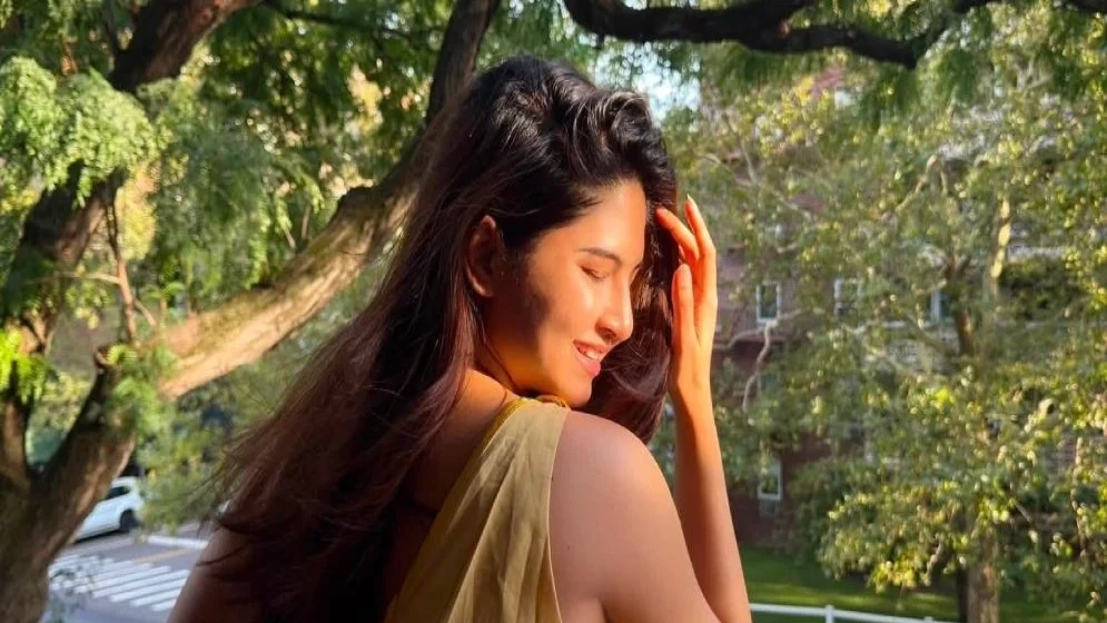 আমেরিকায় রোদমাখা বিকেলে নজর কাড়লেন অভিনেত্রী অর্চিতা স্পর্শিয়া