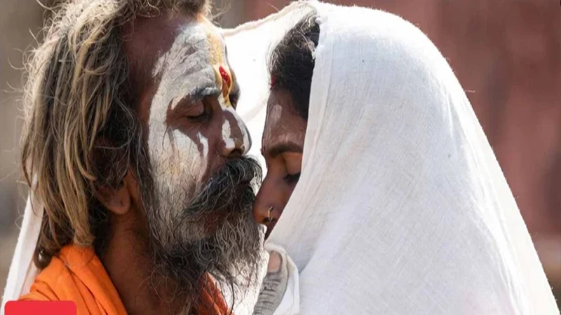 আশীর্বাদের নামে চুম্বনের ভিডিও ভাইরাল, বিতর্কে ‘লিপ কিস বাবা’