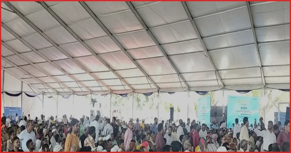 কটিয়াদীতে প্রধানমন্ত্রীকে এক নজর দেখতে মানুষের ঢল