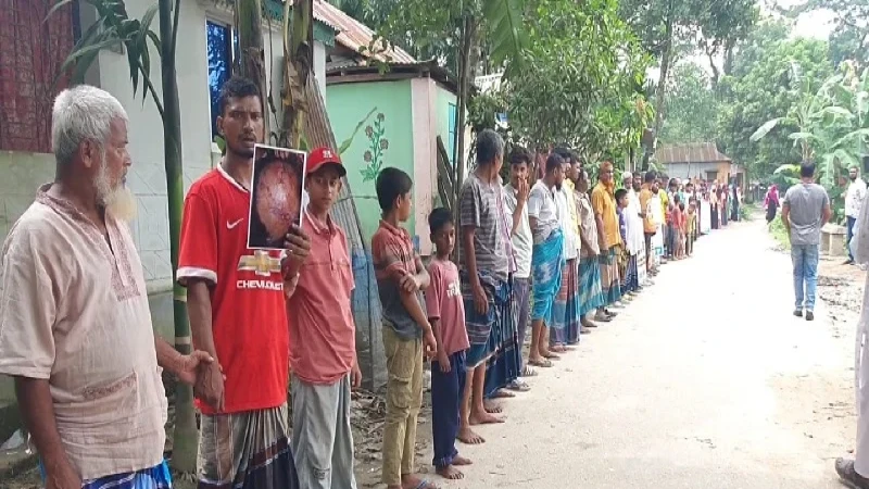 কিশোরগঞ্জে সাবেক ইউপি সদস্যকে মিথ্যা মামলায় ফাঁসানোর প্রতিবাদে মানববন্ধন