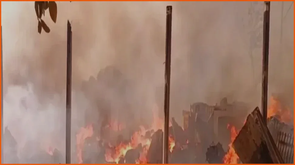 গাজীপুরের কোনাবাড়ীতে ঝুটের গুদামে আগুন, নিয়ন্ত্রণে ৫ ইউনিট