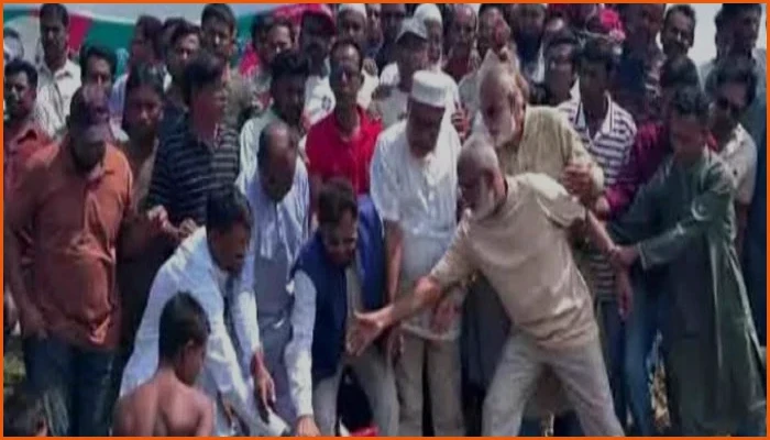 চলনবিলের জলাশয়ে ৫০ মণ মাছের পোনা অবমুক্ত করলেন যুবদল নেতা