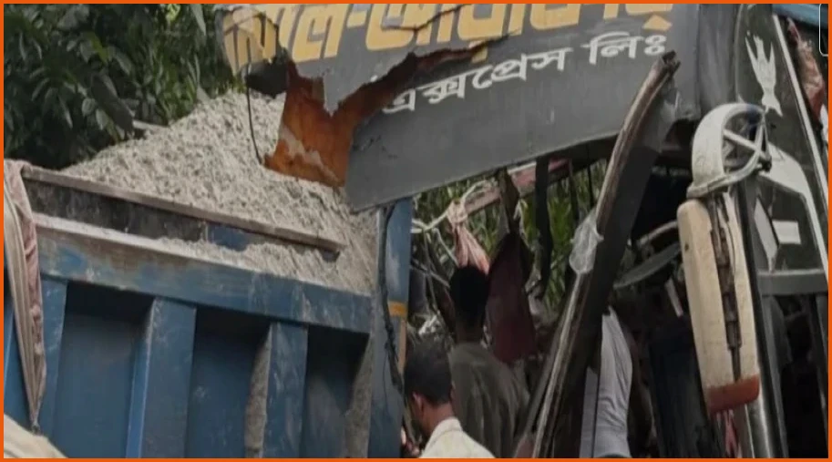 চাঁদপুরে বাস-ট্রাক সংঘর্ষে নিহত ৩, আহত ১৫