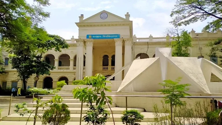 জগন্নাথ বিশ্ববিদ্যালয়ে হিন্দু শিক্ষার্থীদের গরুর মাংস পরিবেশনের অভিযোগ