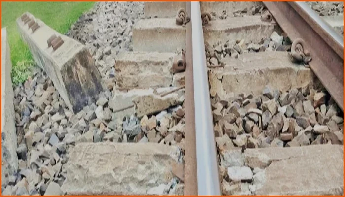 ঝুঁকিপূর্ণ ফুলবাড়ী-সান্তাহার রেলপথ, ট্রেনের চাপে নড়বড়ে রেললাইন