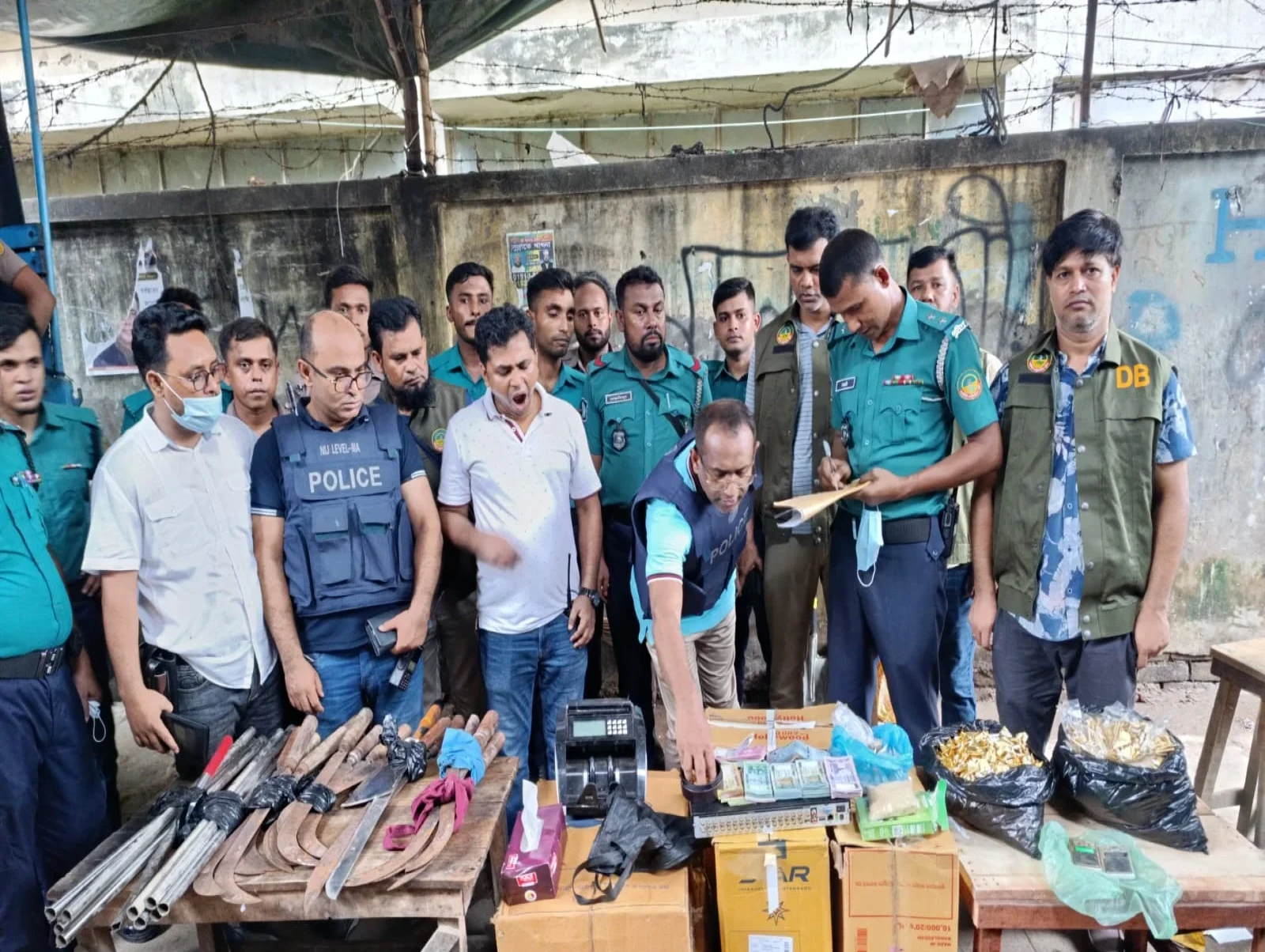 টঙ্গীর হাজী মাজার বস্তিতে পুলিশের সাঁড়াশি অভিযানে মাদক ও অস্ত্র উদ্ধার