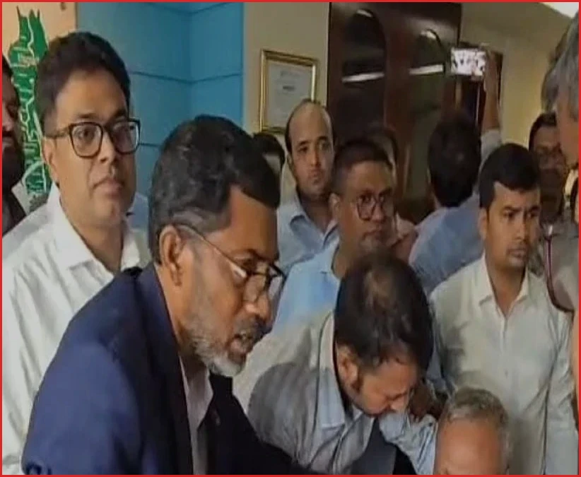 টাকা তুলতে না পেরে ফার্স্ট সিকিউরিটি ইসলামী ব্যাংকে গ্রাহকদের বিক্ষোভ