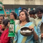 ঢাবিতে হারিকেন ও হাঁড়ি-পাতিল নিয়ে শিক্ষার্থীদের অভিনব বিক্ষোভ
