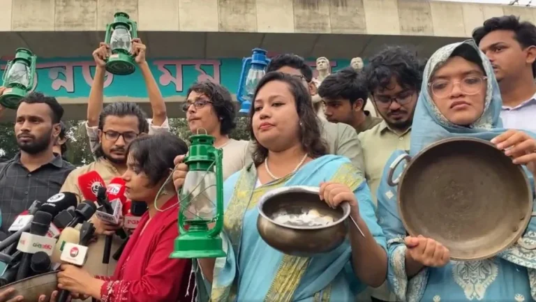 ঢাবিতে হারিকেন ও হাঁড়ি-পাতিল নিয়ে শিক্ষার্থীদের অভিনব বিক্ষোভ
