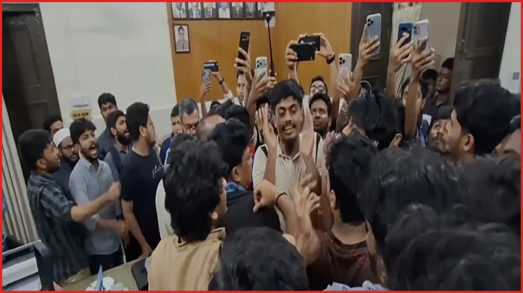 ঢাবির শহীদুল্লাহ হলে ছাত্রদল ও শিবিরের সংঘর্ষ, প্রাধ্যক্ষের পদত্যাগের দাবি