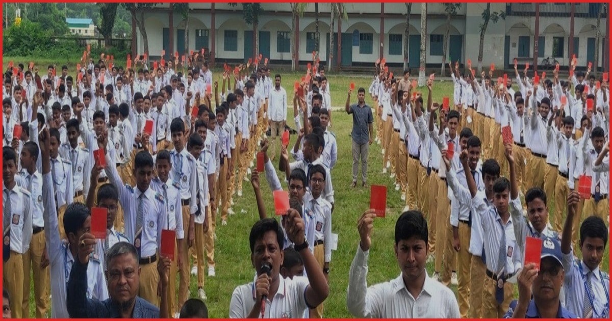 দেবীগঞ্জে শিক্ষার্থীদের স্মার্টফোন আসক্তিকে ‘লাল কার্ড’ প্রদর্শন