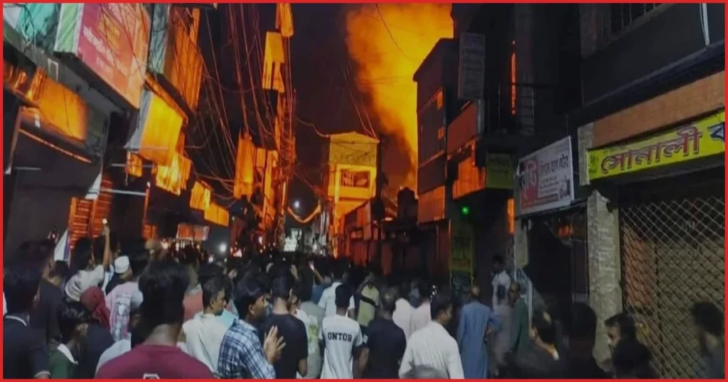 নেত্রকোনায় পাঁচটি দোকানে ভয়াবহ আগুন, নিয়ন্ত্রণে কাজ করছে সাত ইউনিট