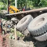 পটুয়াখালীতে নিয়ন্ত্রণ হারিয়ে খাদে লরি, জীবিত উদ্ধার ২