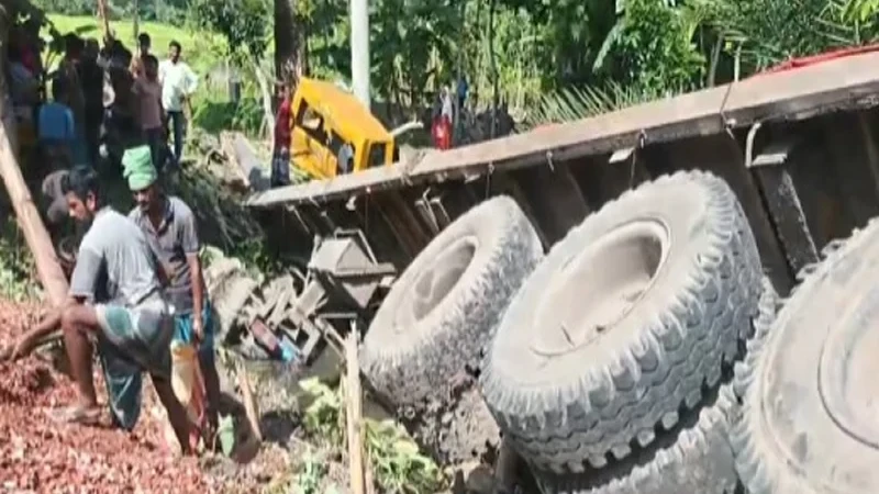 পটুয়াখালীতে নিয়ন্ত্রণ হারিয়ে খাদে লরি, জীবিত উদ্ধার ২