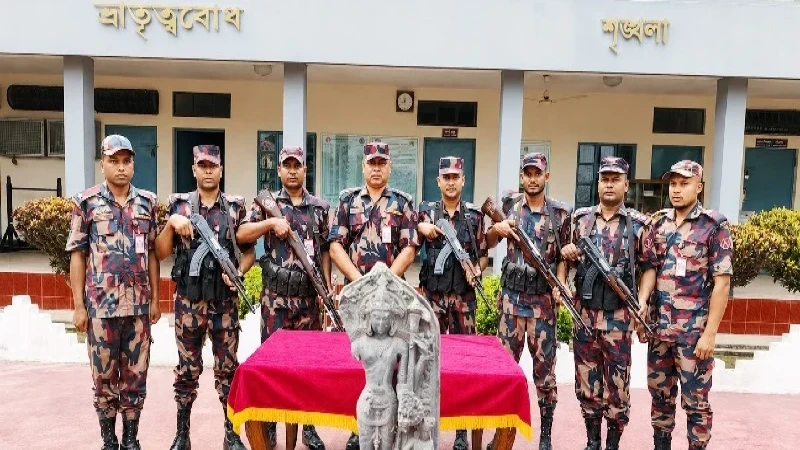 পত্নীতলায় ৯৪ কেজি ওজনের প্রাচীন বিষ্ণু মূর্তি উদ্ধার করল বিজিবি