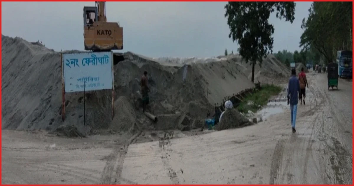 পাটুরিয়া ঘাটে থামছে না অবৈধ বালু বাণিজ্য, হুমকিতে টার্মিনাল ও নৌবন্দর