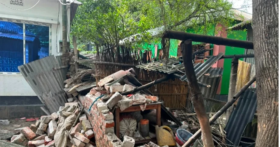 পাবনার ভাঙ্গুড়ায় সীমানা বিরোধে বসতবাড়িতে দফায় দফায় হামলা