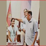 প্রধানমন্ত্রীর সাথে দেখা করে হারমোনিয়াম উপহার পেল খুদে শিল্পী অনুশ্রী
