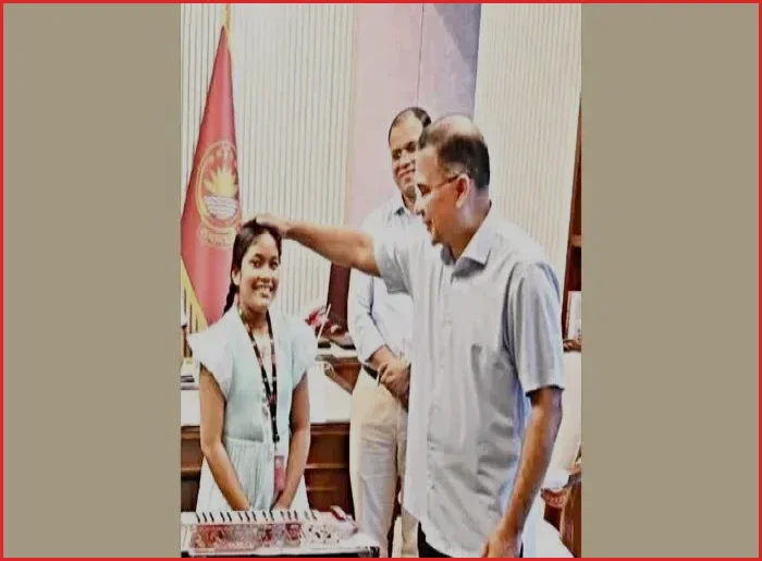 প্রধানমন্ত্রীর সাথে দেখা করে হারমোনিয়াম উপহার পেল খুদে শিল্পী অনুশ্রী