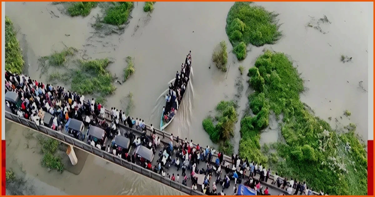 ফরিদপুরে দুইশত বছরের ঐতিহ্যবাহী নৌকা বাইচ হলো একটি নৌকা দিয়েই