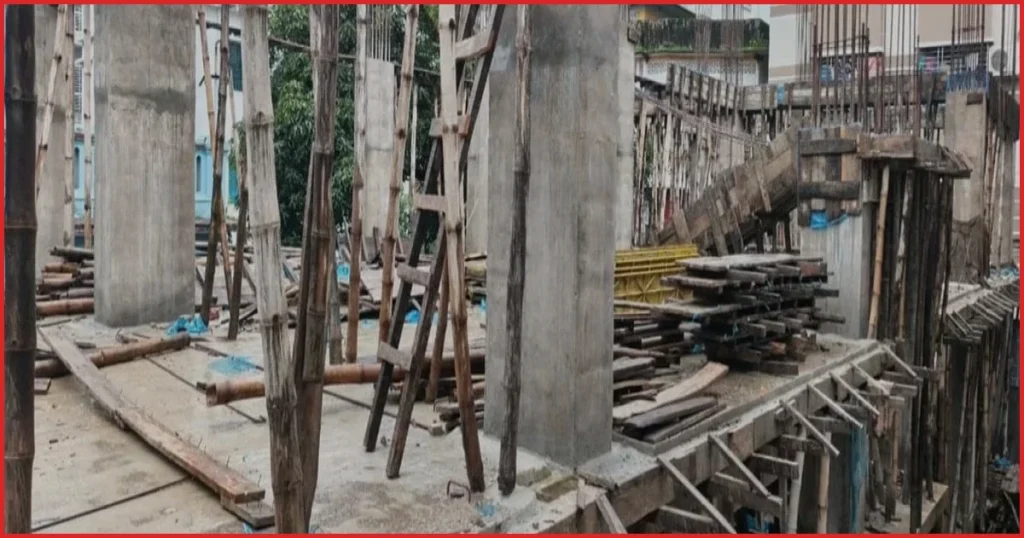 বরিশালে অনুমোদনহীন বহুতল ভবনের নির্মাণ কাজ বন্ধ করল সিটি করপোরেশন