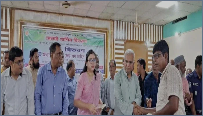 বিরামপুরে ১২ নারীকে সেলাই মেশিন ও শতাধিক শিক্ষার্থীকে অনুদান প্রদান