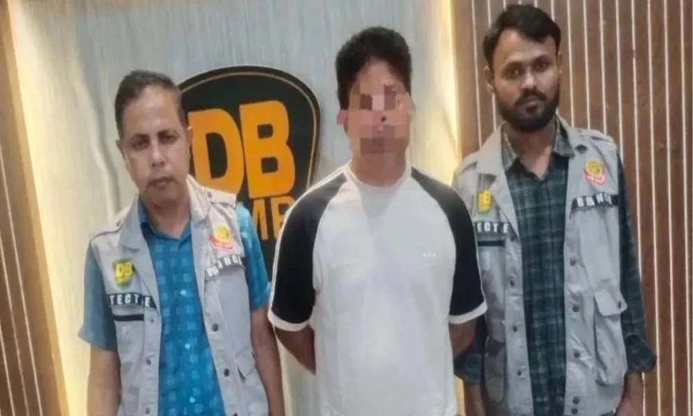ভুয়া নথিতে বিদেশ পালানোর সময় ডিবির হাতে আটক শীর্ষ সন্ত্রাসীর সহযোগী
