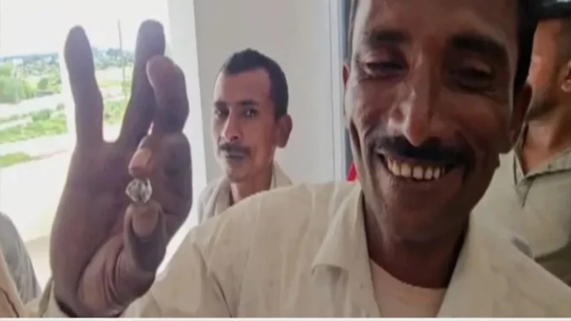 মাটি খুঁড়তে গিয়ে মিলল ১৭.৯৬ ক্যারেটের হীরা, ভাগ্য ফিরল সাত শ্রমিকের