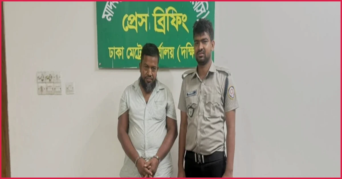 যাত্রাবাড়ীতে বাসের স্কুলব্যাগে মিলল ১০০ বোতল ফেনসিডিল, গ্রেপ্তার ১
