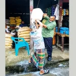 লালমোহনে বিক্রেতার মাথায় দুধ ঢেলে শাস্তি, ভিডিও ভাইরাল