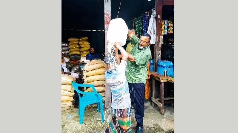 লালমোহনে বিক্রেতার মাথায় দুধ ঢেলে শাস্তি, ভিডিও ভাইরাল