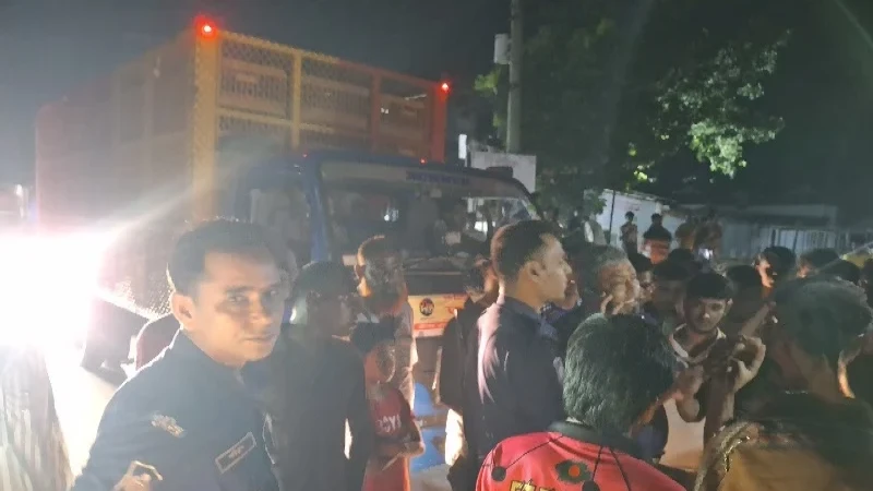 শ্রীপুরে বকেয়া বেতনের দাবিতে মহাসড়ক অবরোধ করলেন শ্রমিকরা