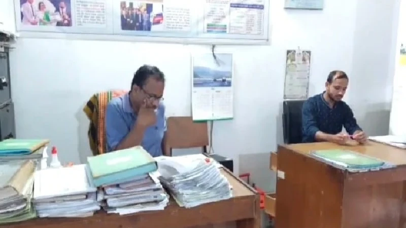 সরকারি ছুটি অমান্য করে পিরোজপুরে ন্যাশনাল লাইফের দাপ্তরিক কার্যক্রম