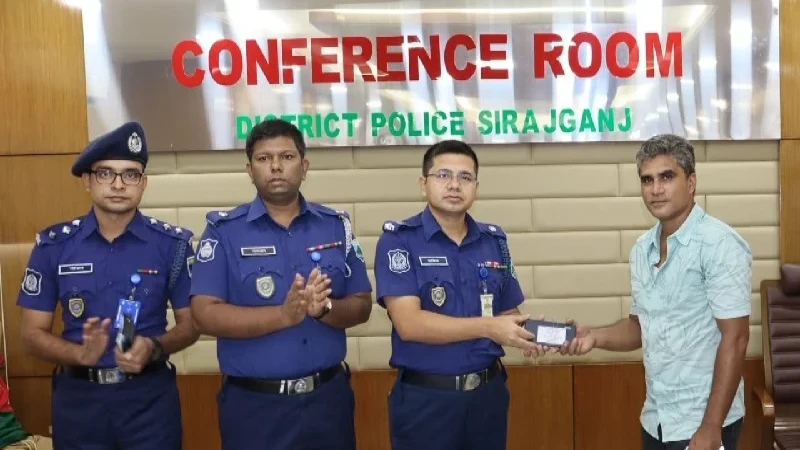 সিরাজগঞ্জে উদ্ধার হওয়া ৫৩টি মোবাইল প্রকৃত মালিকদের কাছে হস্তান্তর