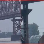 হার্ডিঞ্জ ব্রিজের নিচে বালুবাহী ট্রলার ডুবি, সাঁতরে বাঁচলেন ৫ জন