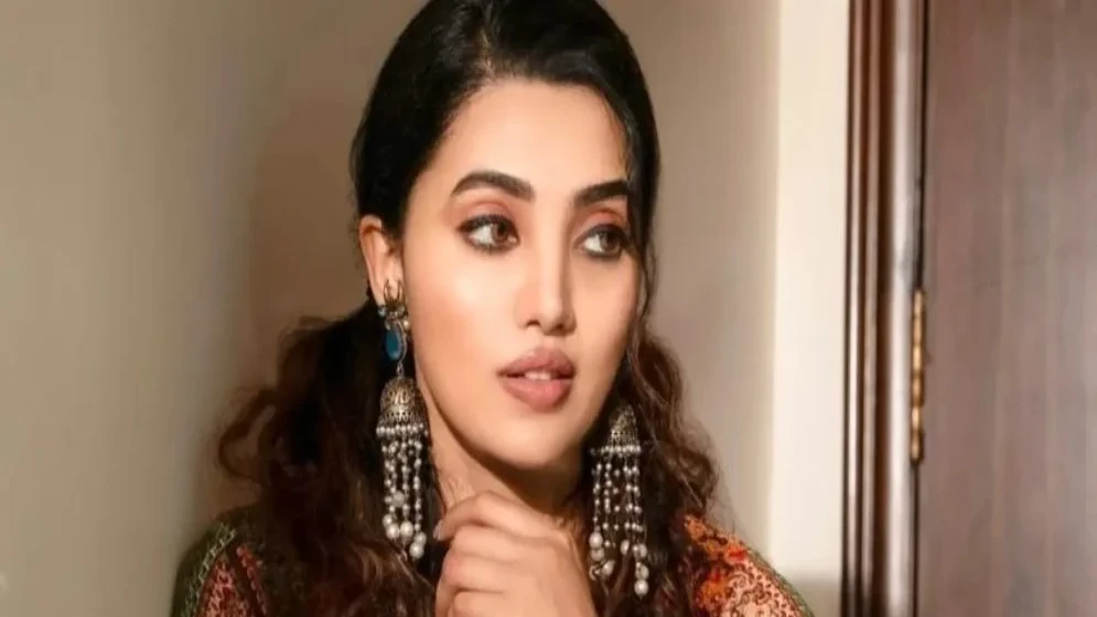 ২৭ বছর বয়সে ঘুমের মধ্যে চিরঘুমে বলিউড অভিনেত্রী অনন্যা রাজ