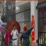 আনন্দবাজার পত্রিকা ভবনে গেরুয়া রং লেপে বিক্ষোভ
