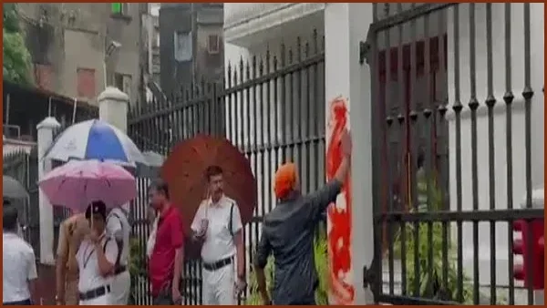 আনন্দবাজার পত্রিকা ভবনে গেরুয়া রং লেপে বিক্ষোভ