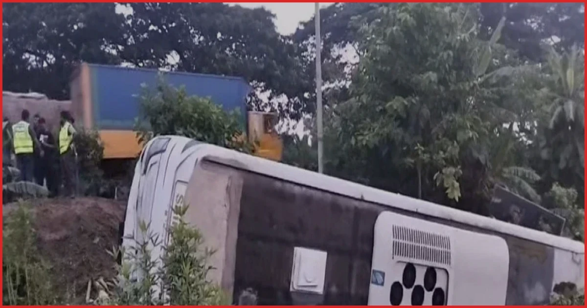 কুমিল্লায় শিক্ষাসফরের বাস দুর্ঘটনায় ১৫ মেডিকেল শিক্ষার্থী আহত